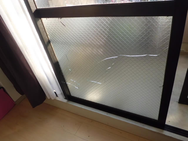 掃出し窓のガラス修理、交換　【施工前】　名古屋市港区
